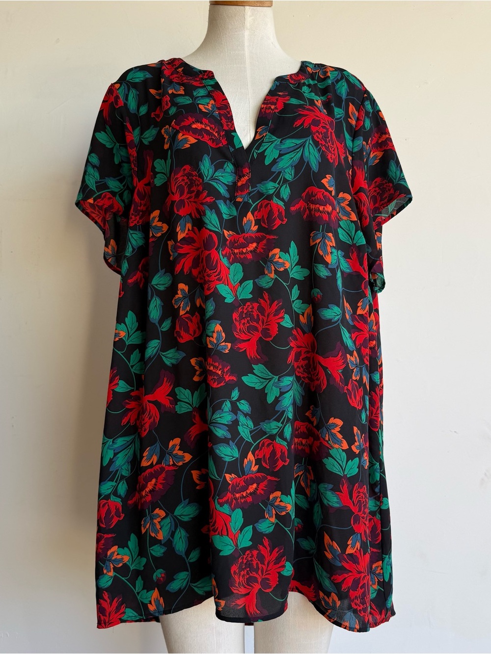 torrid Black V-Neck Tunic Top 3X Red Green Floral Print short sleeves lightweigh